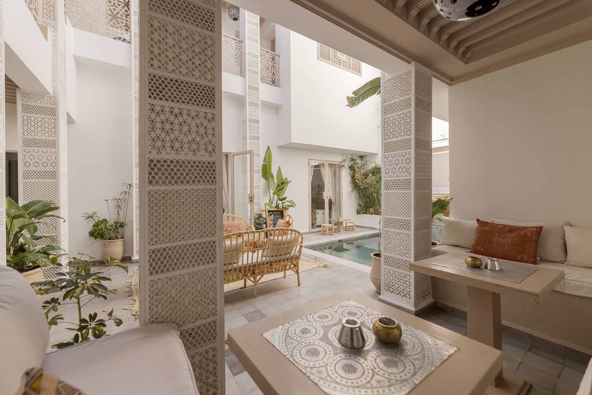 Patio et piscine du Riad Origines au crépuscule