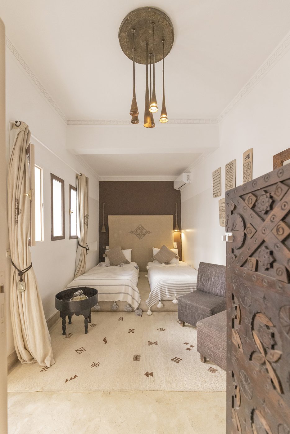 Chambre Nafar, armoire sculptée et lustre doré
